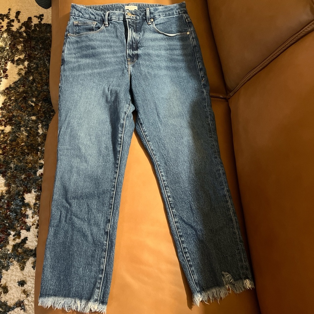 Good American Cropped Blue Jeans with Frayed Hem